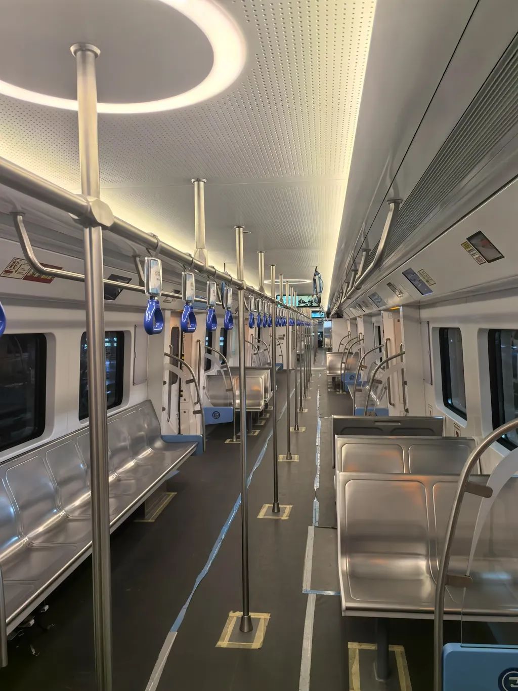 車廂座椅采用橫縱結(jié)合布置方式。重慶交通開投鐵路集團(tuán)供圖